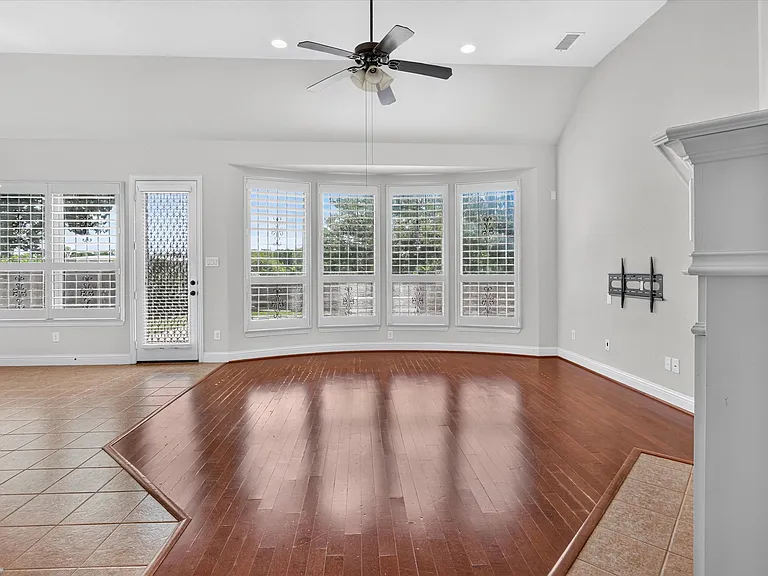 4635 Saginaw Ct — Photo 10