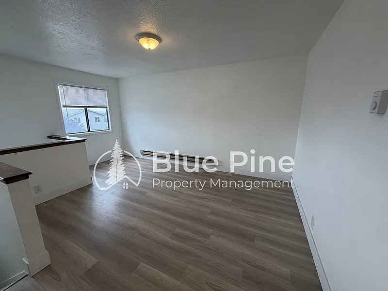 3 bed, 2.0 bath, 1450 sqft, $1,295 — Photo 2