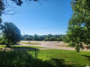 2603 Woodland Dr, Le Claire, IA 52753