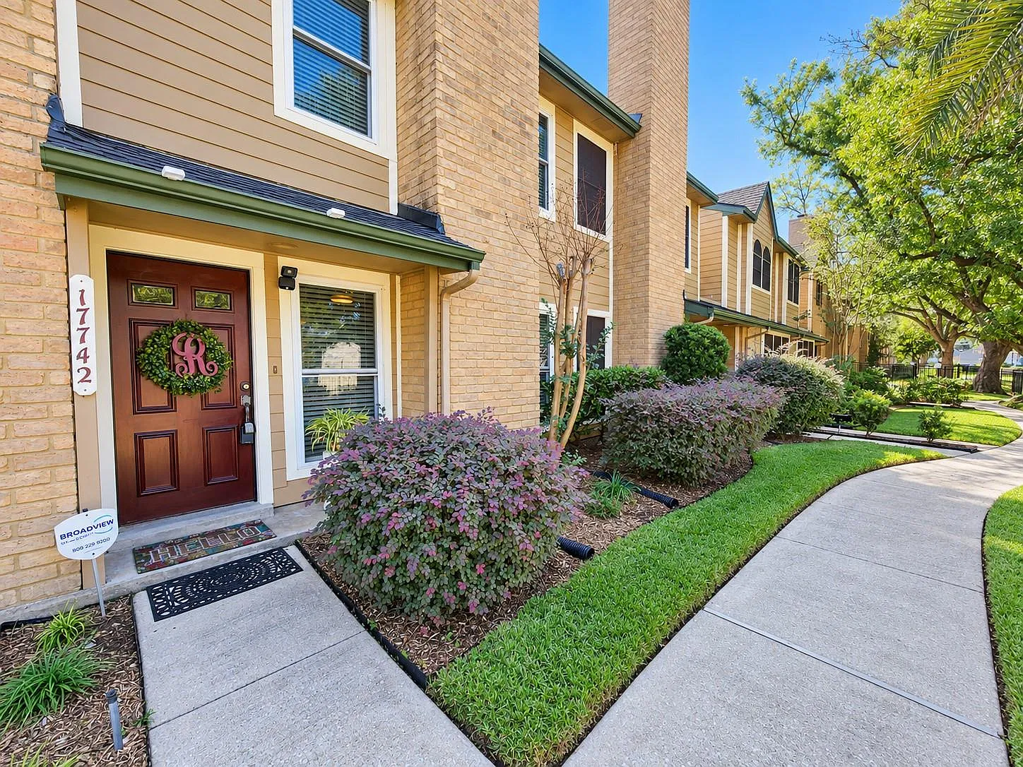 2 bed, 2.5 bath, 1350 sqft, $1,600 — Photo 2