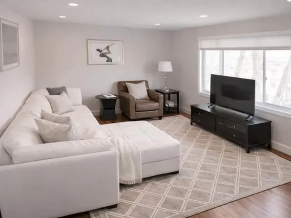 749 Worcester St, Wellesley, MA 02481
