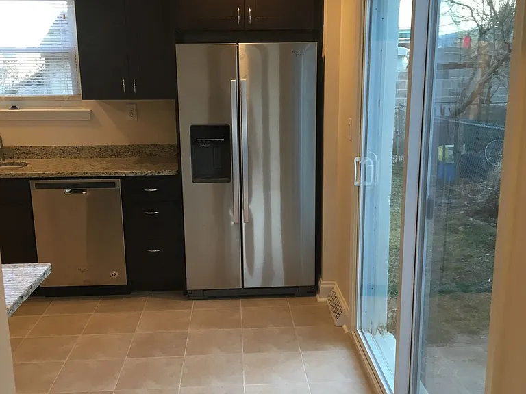 438 W Chestnut St — Photo 16