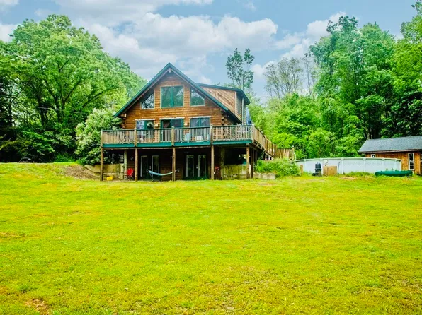 74 Lovefield St, Easthampton, MA 01027