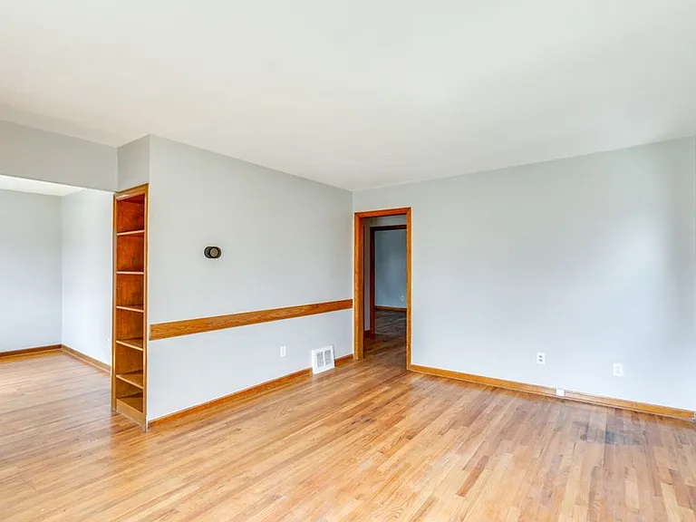 8514 Deerfield Dr — Photo 4