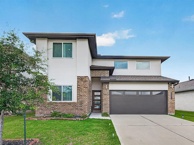 7211 Colwyn Bay Trl — Photo 1