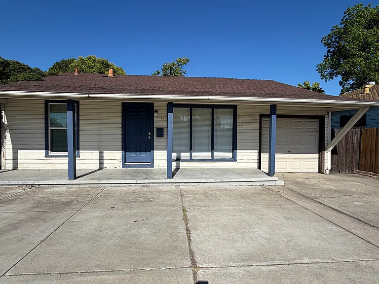 2144 N Pershing Ave — Photo 1
