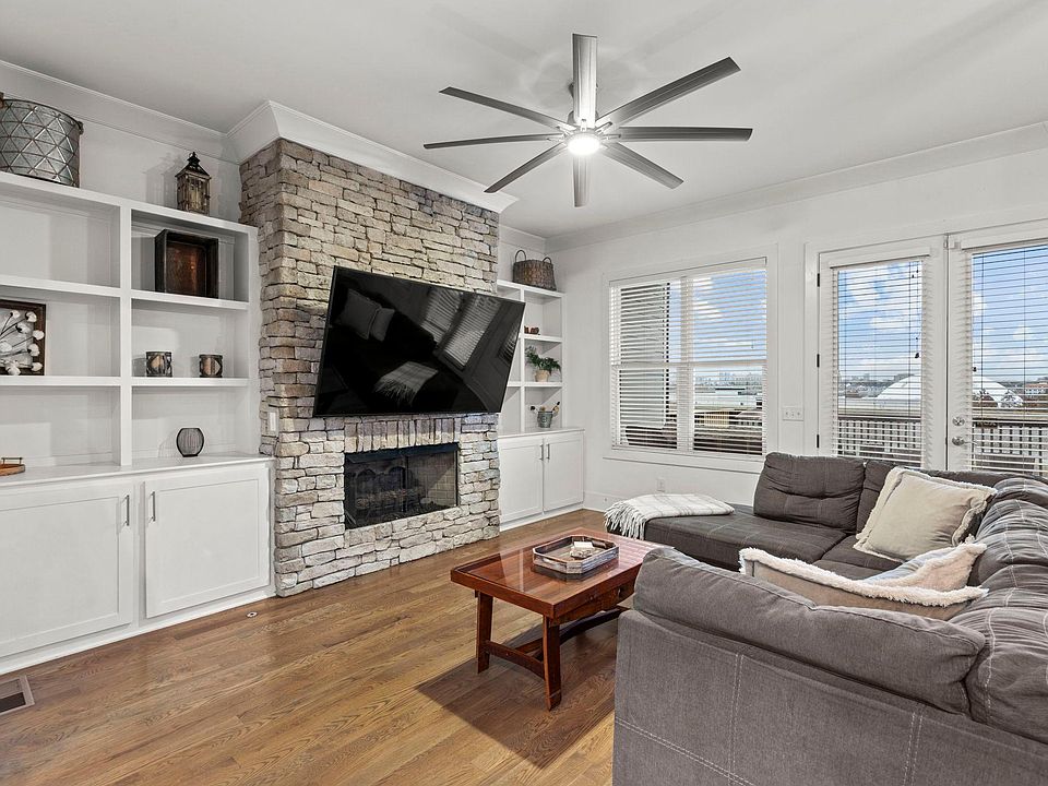 1st image of 906A Youngs Ln