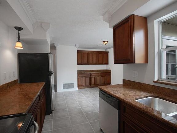 5th image of 587 E Oakwood Ave