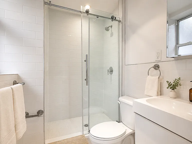 350 W 18th St #1R — Photo 5