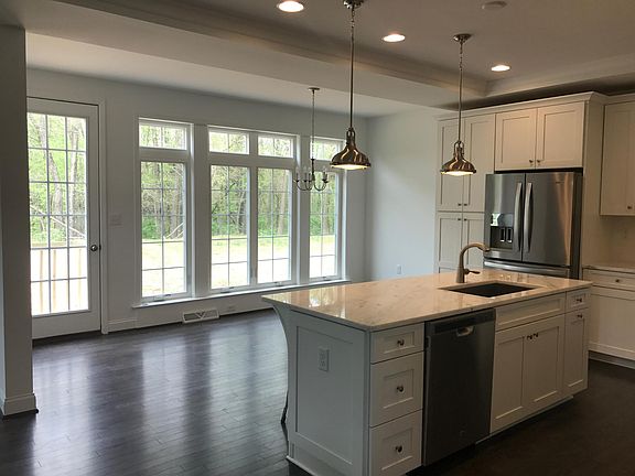 Kitchen & Breakfast Area