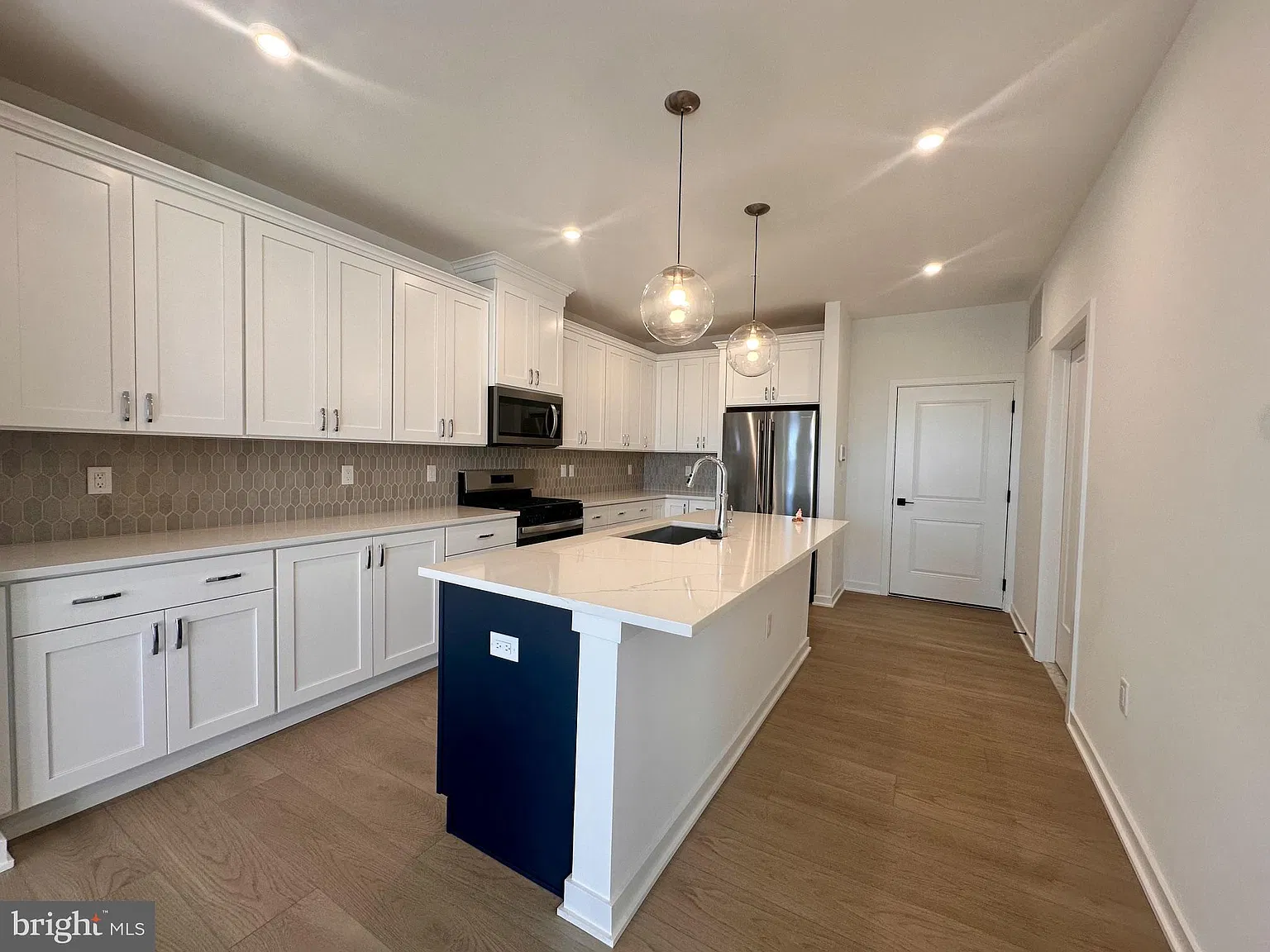 3 bed, 3.0 bath, 1860 sqft, $3,800 — Photo 4