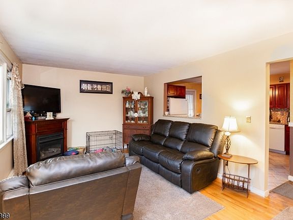 4th image of 143 Valerie Dr