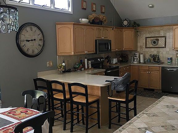 4th image of 560 Pease Ln