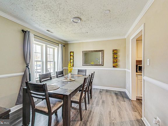 5th image of 36 Maple Dr