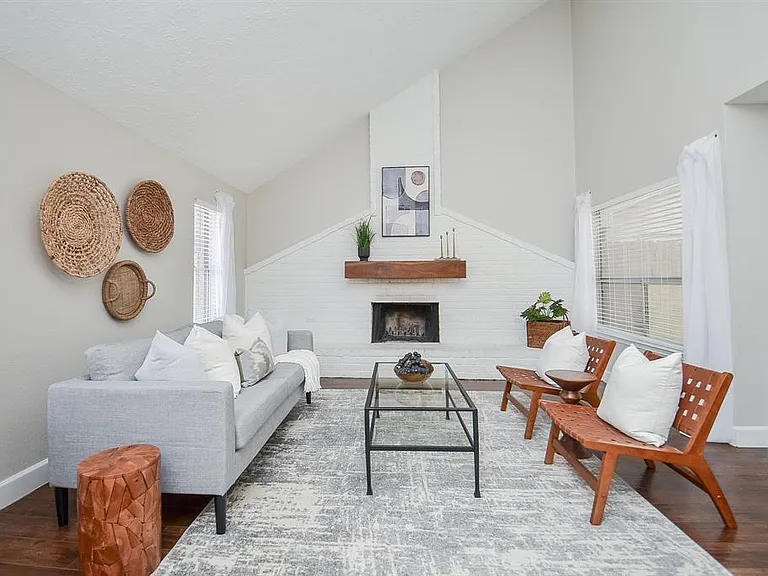 22118 Fincastle Dr — Photo 1