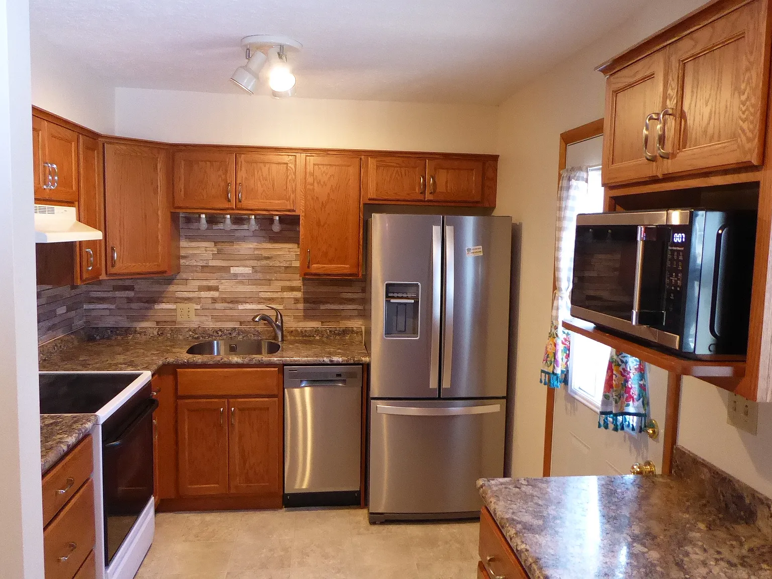 301 Aspen Dr — Photo 3