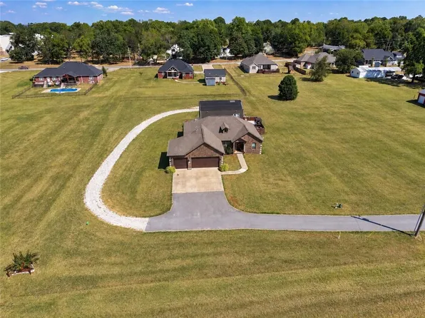 210 Holmes St, Prairie Grove, AR 72753