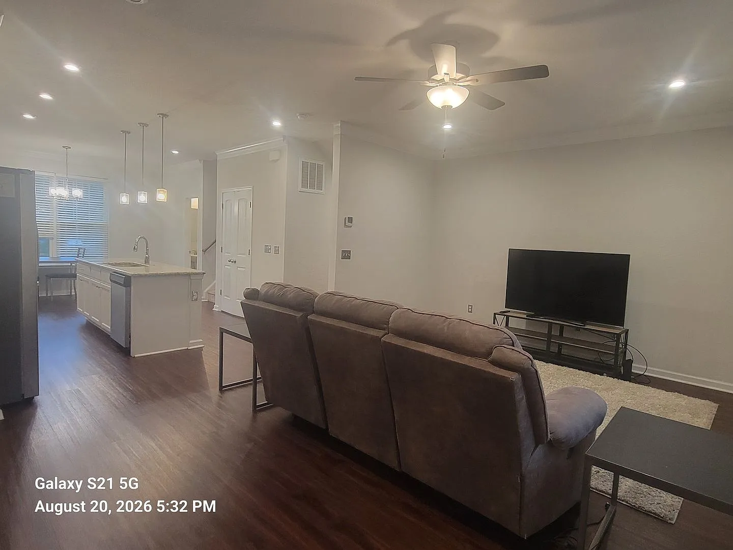 Modern 3-Bedroom Townhome Three Private Bedroom Suites! Near town center! — Photo 4