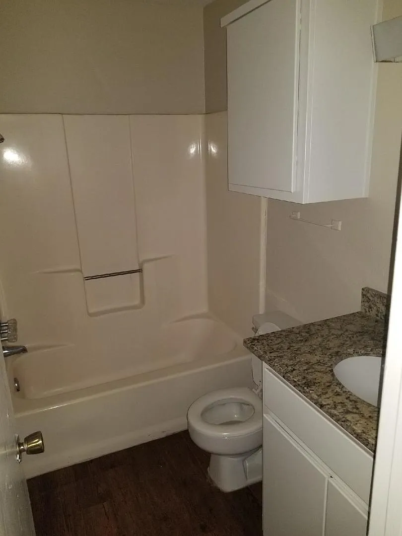 2/1 Fourplex W/ Washer & Dryer — Photo 2