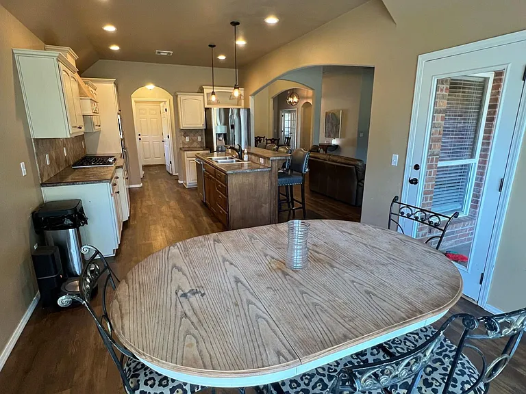 1805 E Jacksonville St — Photo 8