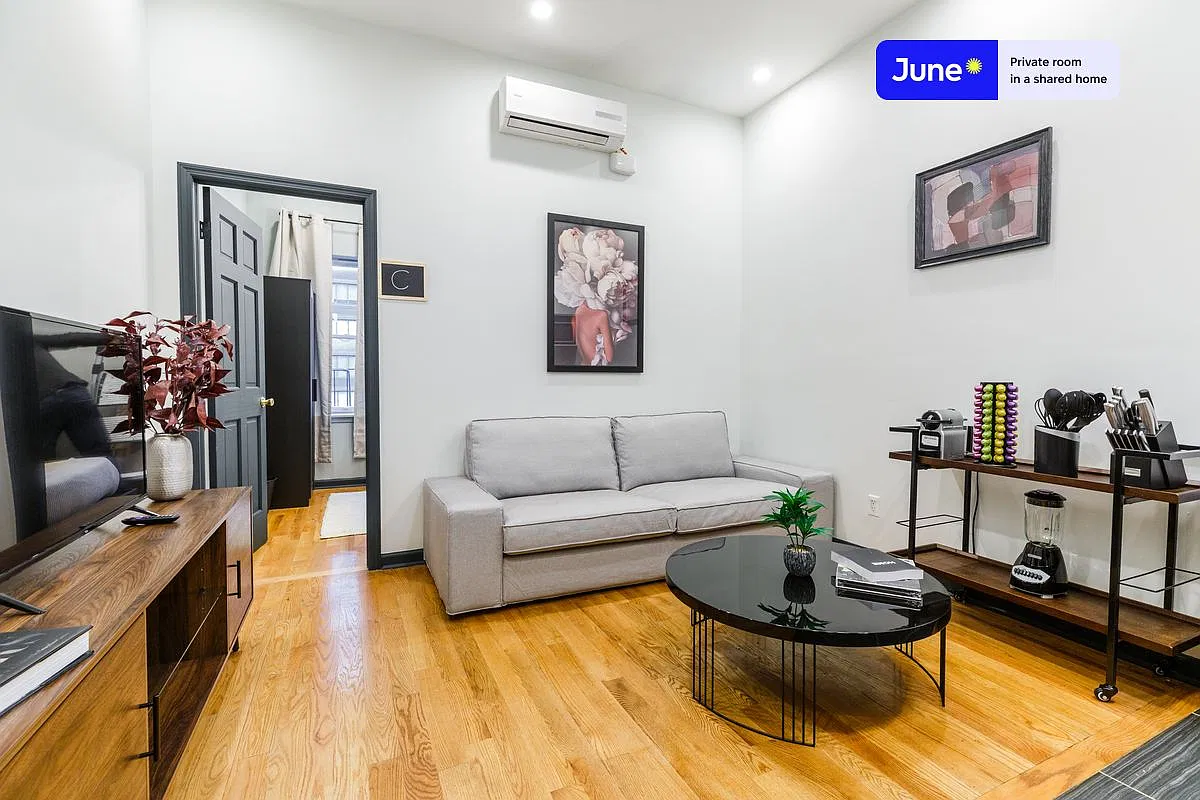 Twin bedroom in 3 bed/1 bath home in Upper East Side #274 B — Photo 3