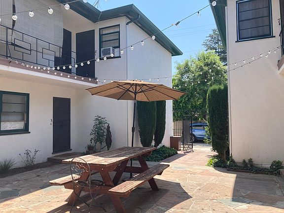 5th image of 11666 Magnolia Blvd Unit 3