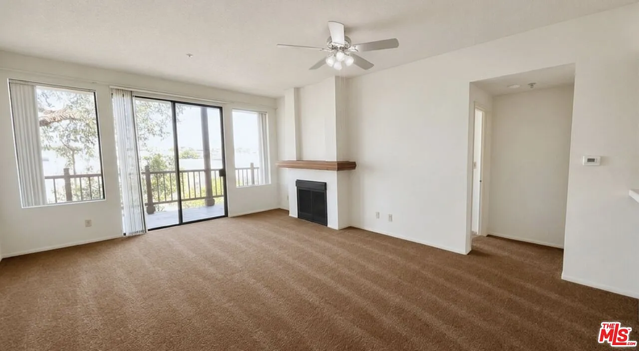 2 bed, 3.0 bath, 1165 sqft, $3,200 — Photo 2