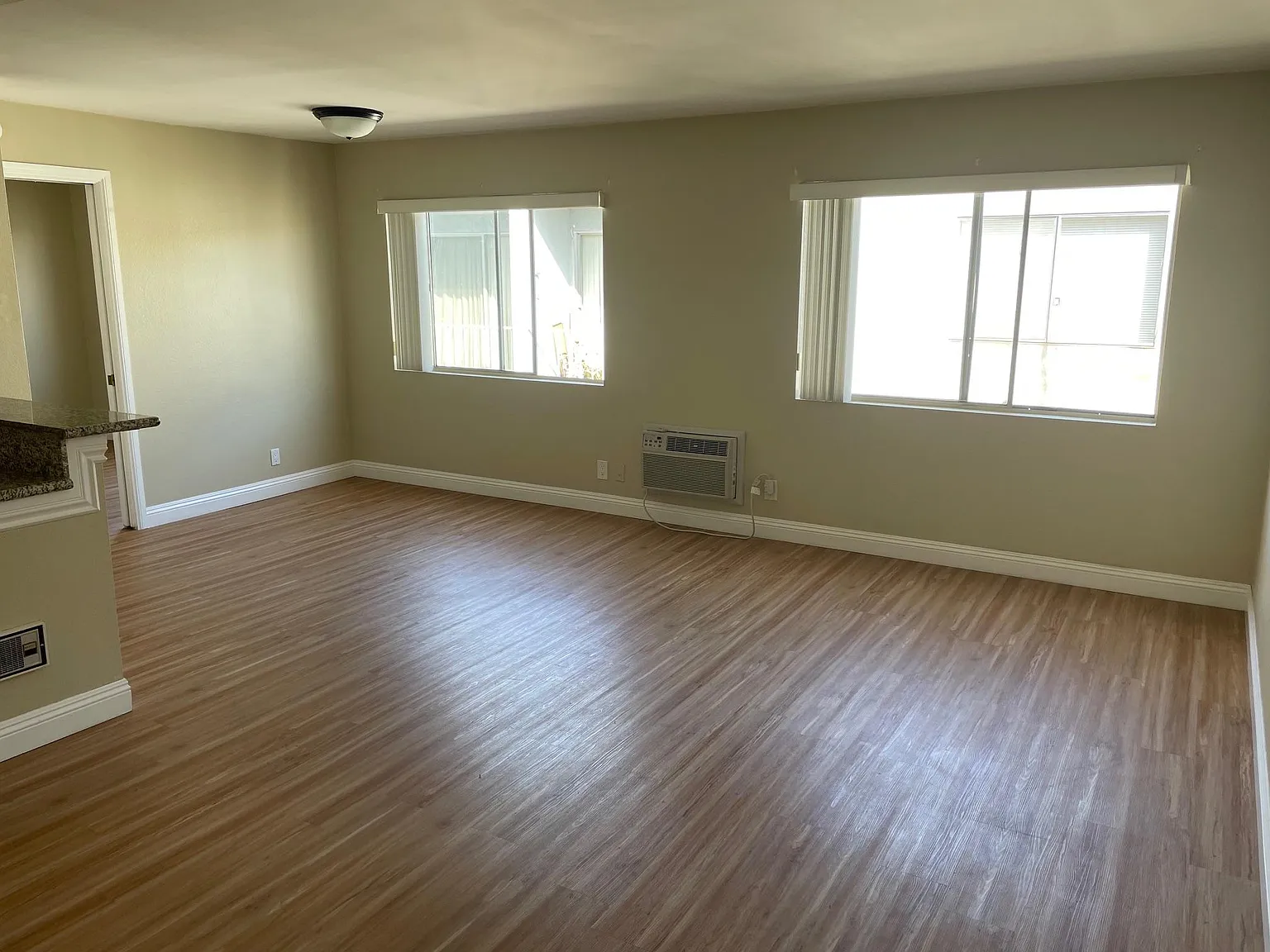 220 S La Fayette Park Pl — Photo 1