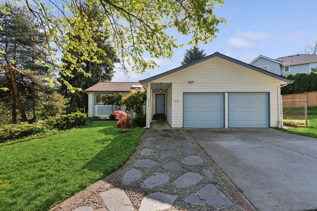 Charming retreat in the heart of Redmond - 4 bedrooms + den — Photo 1