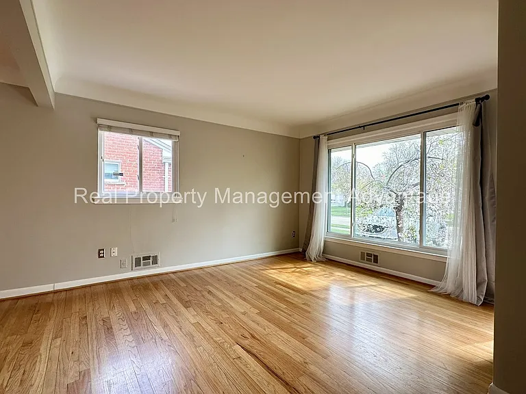 1304 S Wilson Ave — Photo 5