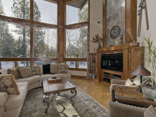 2 Evening Star Dr, Mammoth Lakes, CA 93546