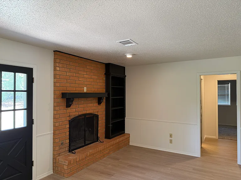 407 E Mohr Ln — Photo 5
