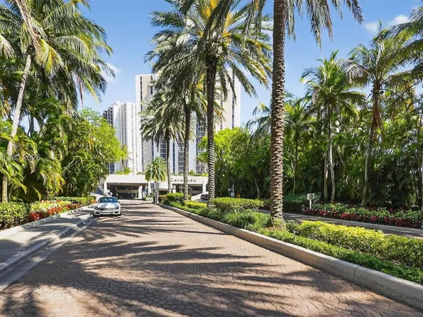 20335 W Country Club Dr APT 502, Miami, FL 33180