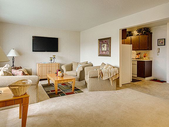 2nd image of 2305 E Jolly Rd #3571878
