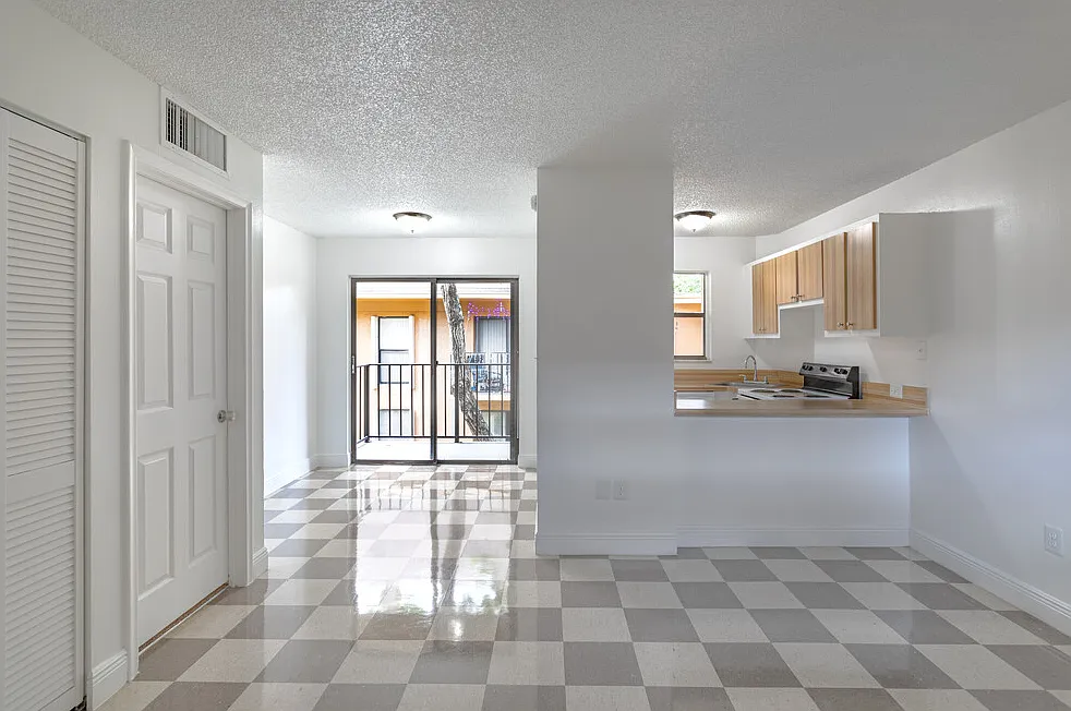 Tennis Villas Apartments — Photo 4