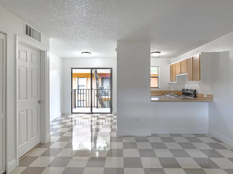 Tennis Villas Apartments — Photo 4