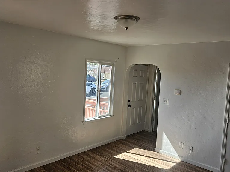 316 Locust Ave — Photo 2