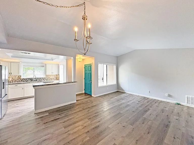 266 Oleander Dr — Photo 9