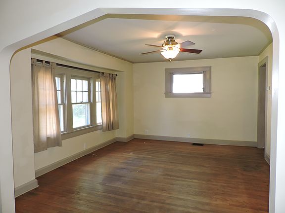 5th image of 1610 E Mills Ave