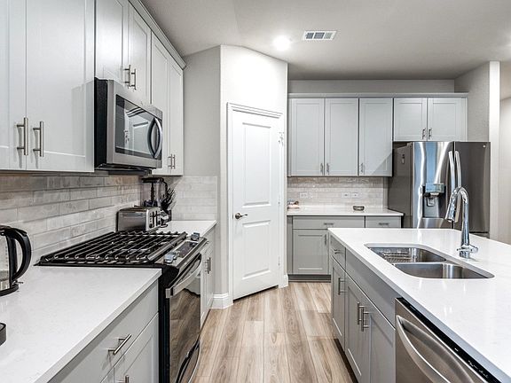 4th image of 1406 Corkwood Dr