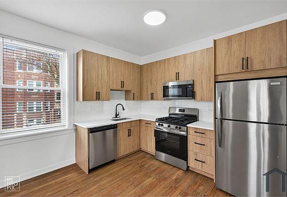 2nd image of 6511 N Leavitt St #3