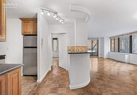 4th image of 309 E 49th St APT 3E