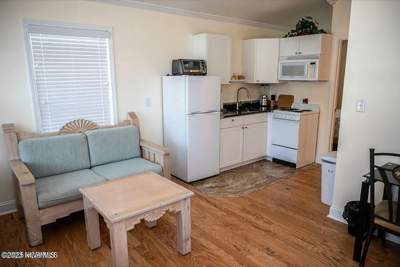1 bed, 1.0 bath, $1,600 — Photo 2