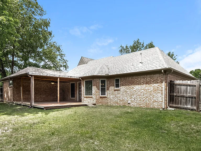 5847 Wendover Cv — Photo 15