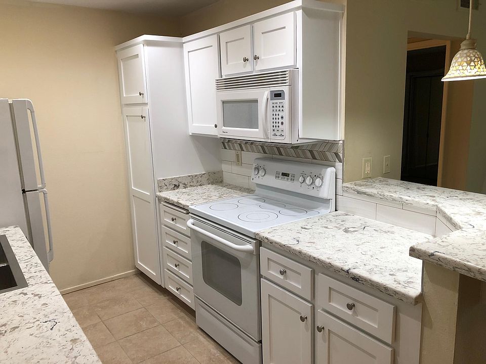 Kitchen with quartz counters