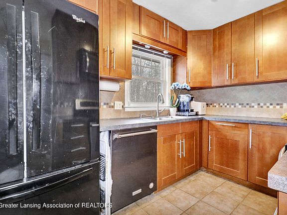 4th image of 5794 Montebello Ave