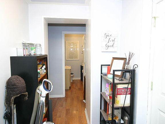 5th image of 22914 Woodlawn Ave