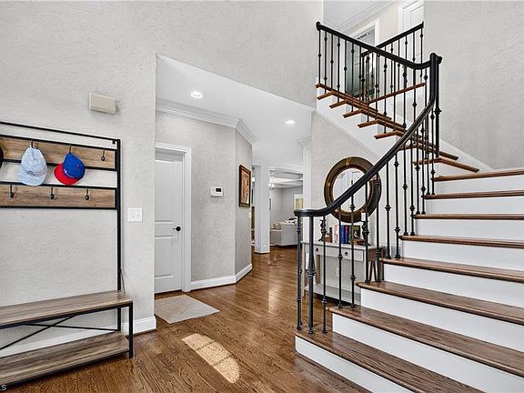 4th image of 2546 N Beech Ln