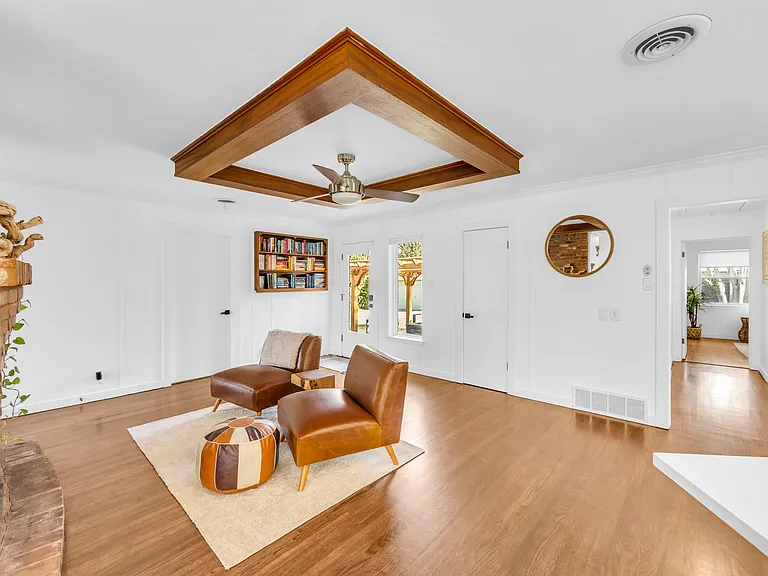 403 S Lois Ln — Photo 13