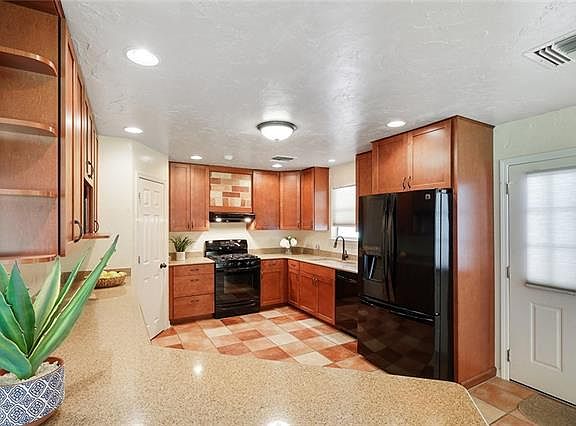 5th image of 60046 E Park Cir